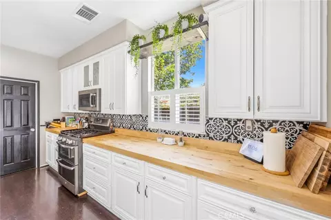 Kitchen - 8402 Lindenhurst, Riverside, CA 92508 photo 5 of 6