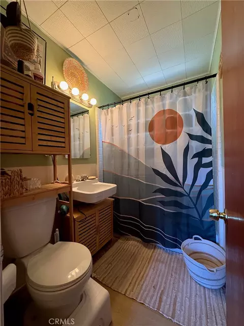 Bath - 785 County Dr, Crestline, CA 92325 photo 1 of 2