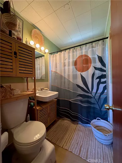 Bath - 785 County Dr, Crestline, CA 92325 photo 1 of 2