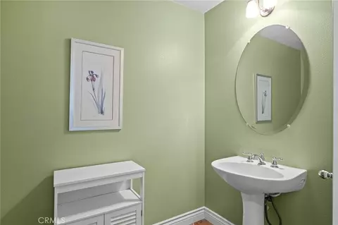 Bath - 9509 Kings Ct, Riverside, CA 92508 photo 2 of 5