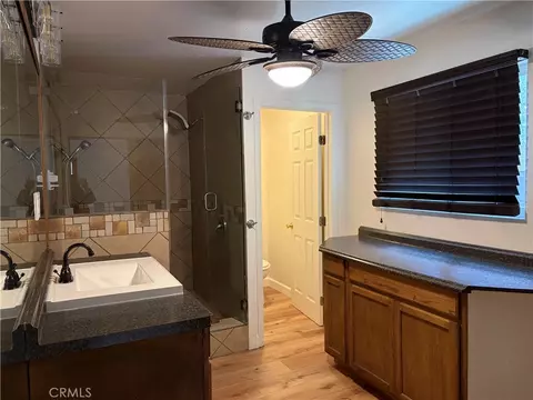 Bath - 320 Sky View Ln, Crestline, CA 92325 photo 2 of 2