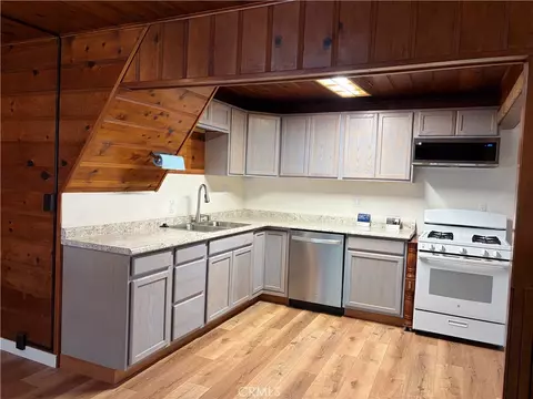 Kitchen - 320 Sky View Ln, Crestline, CA 92325 photo 1 of 3