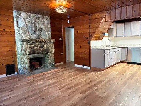 Living - 320 Sky View Ln, Crestline, CA 92325 photo 2 of 5