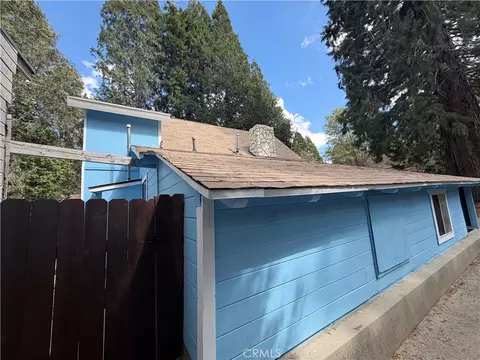 Exterior - 320 Sky View Ln, Crestline, CA 92325 photo 6 of 8