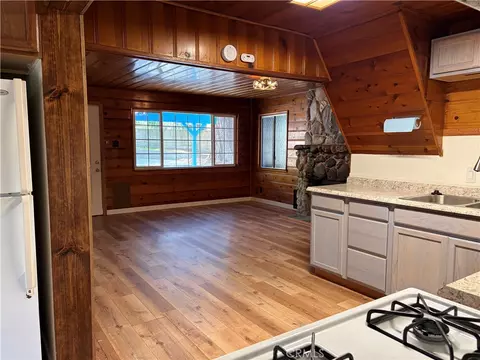 320 Sky View Ln, Crestline, CA 92325 photo 9