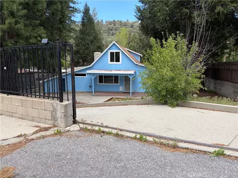 320 Sky View Ln, Crestline, CA 92325