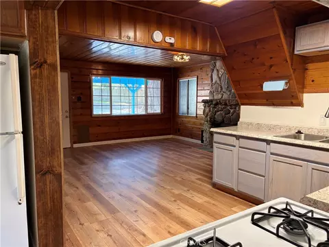 Living - 320 Sky View Ln, Crestline, CA 92325 photo 4 of 5