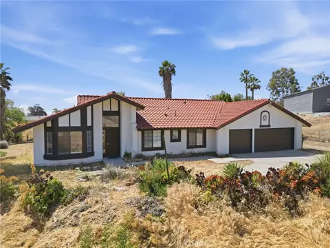 18085 Golden Leaf Ln, Riverside, CA 92504