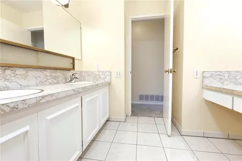 Bath - 2145 Fairview Ave, Riverside, CA 92506 photo 2 of 3