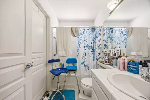 Bath - 19145 Oak St, Apple Valley, CA 92308 photo 1 of 2