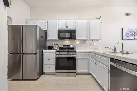 Kitchen - 19145 Oak St, Apple Valley, CA 92308 photo 2 of 2