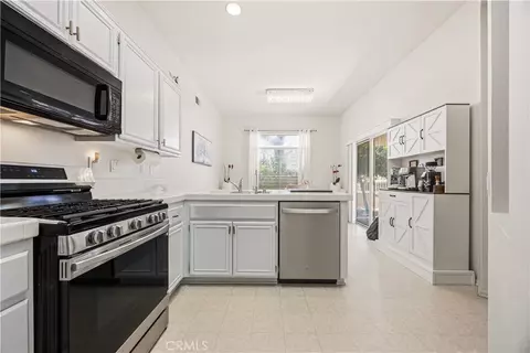 Kitchen - 19145 Oak St, Apple Valley, CA 92308 photo 1 of 2