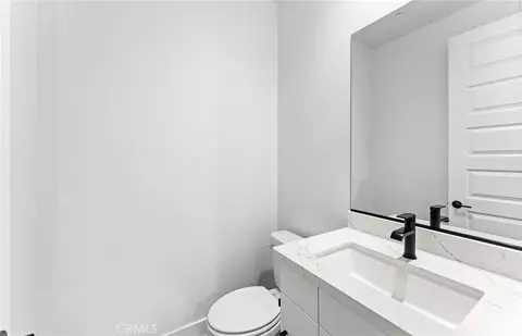 Bath - 102 Sorrel Ct, Burbank, CA 91506 photo 2 of 5