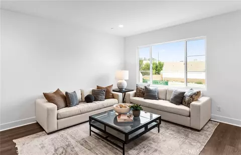 Living - 102 Sorrel Ct, Burbank, CA 91506 photo 1 of 2