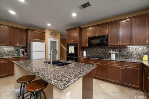 Kitchen - 15104 Whitegate, Fontana, CA 92336 photo 4 of 4