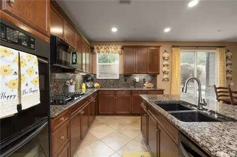 Kitchen - 15104 Whitegate, Fontana, CA 92336 photo 3 of 4