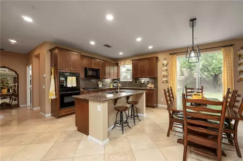 Kitchen - 15104 Whitegate, Fontana, CA 92336 photo 2 of 4