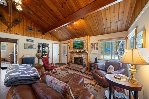 Living - 1004 Wendy Ave, Big Bear City, CA 92314 photo 4 of 4