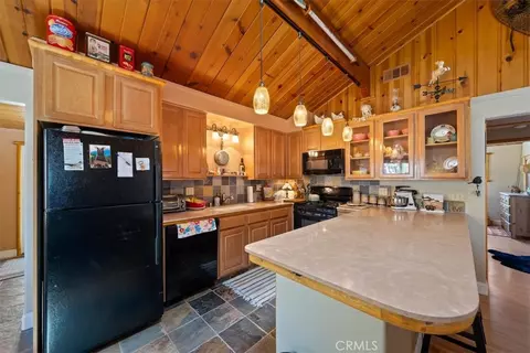 Kitchen - 1004 Wendy Ave, Big Bear City, CA 92314 photo 3 of 4