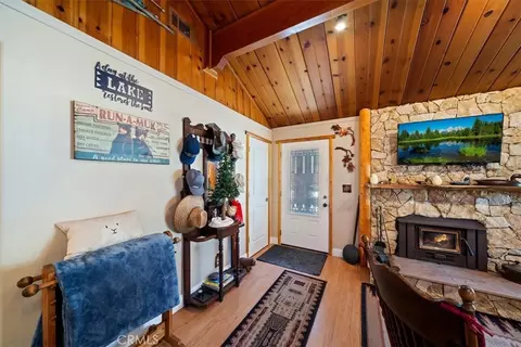 Entry Way - 1004 Wendy Ave, Big Bear City, CA 92314 photo 1 of 3