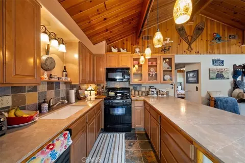 Kitchen - 1004 Wendy Ave, Big Bear City, CA 92314 photo 4 of 4