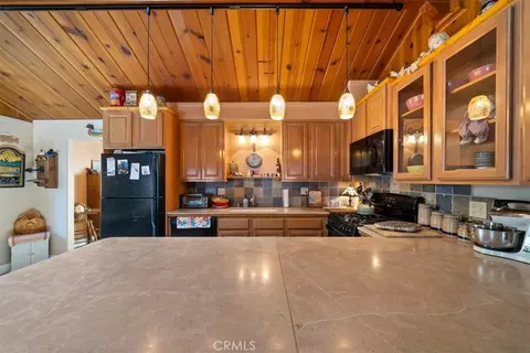 Kitchen - 1004 Wendy Ave, Big Bear City, CA 92314 photo 2 of 4