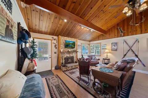 Living - 1004 Wendy Ave, Big Bear City, CA 92314 photo 2 of 4