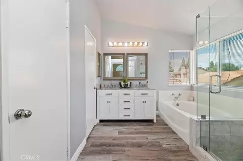 Bath - 462 Coudures Way, Perris, CA 92571 photo 2 of 4