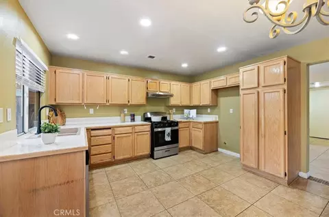 Kitchen - 462 Coudures Way, Perris, CA 92571 photo 3 of 4