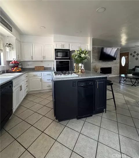 Kitchen - 11968 Bornite, Hesperia, CA 92345 photo 3 of 3