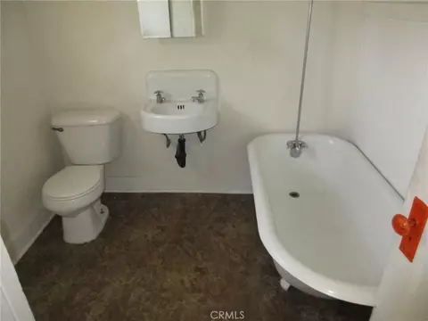 Bath - 3076 Lemon, Riverside, CA 92501 photo 4 of 6