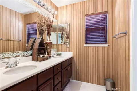 Bath - 2967 Mangular, Corona, CA 92882 photo 4 of 4