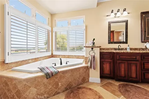 Bath - 9609 Equestrian Dr, Riverside, CA 92503 photo 2 of 6