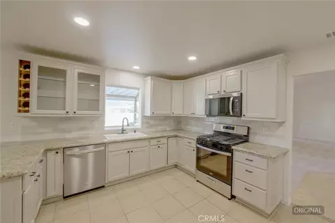 Kitchen - 13934 Okesa, Apple Valley, CA 92307 photo 2 of 2