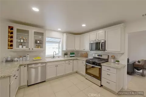 Kitchen - 13934 Okesa, Apple Valley, CA 92307 photo 1 of 2