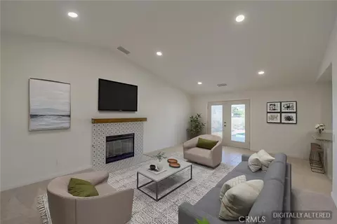 Living - 13934 Okesa, Apple Valley, CA 92307 photo 4 of 5
