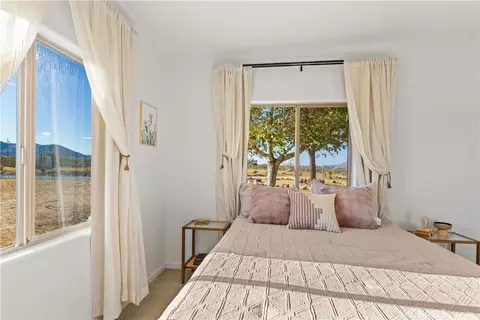 Bedroom - 60611 Birdie Ln, Landers, CA 92285 photo 2 of 6