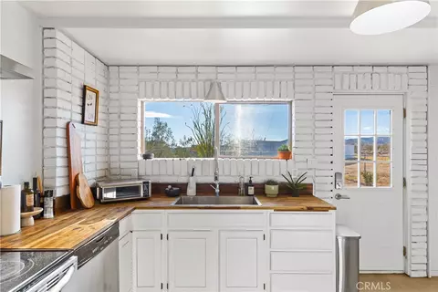 Kitchen - 60611 Birdie Ln, Landers, CA 92285 photo 2 of 4