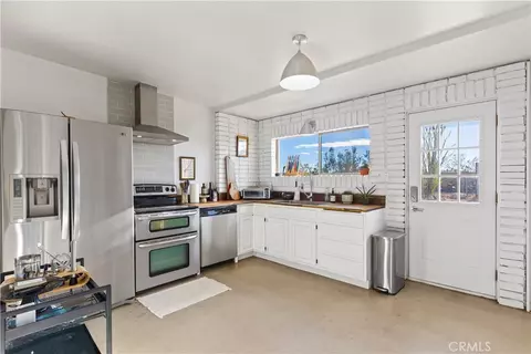 Kitchen - 60611 Birdie Ln, Landers, CA 92285 photo 1 of 4