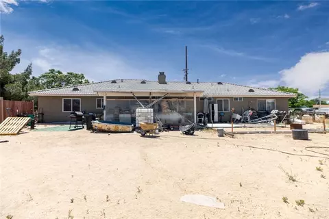 Exterior - 18936 Rocksprings, Hesperia, CA 92345 photo 3 of 7