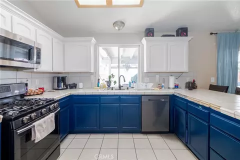 Kitchen - 18936 Rocksprings, Hesperia, CA 92345 photo 2 of 2