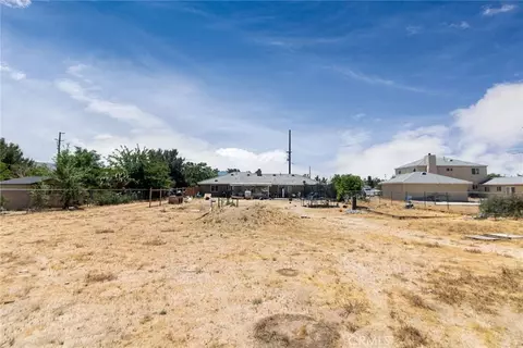 Exterior - 18936 Rocksprings, Hesperia, CA 92345 photo 5 of 7