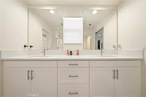 Bath - 2242 Autumn Ct, Perris, CA 92571 photo 2 of 3