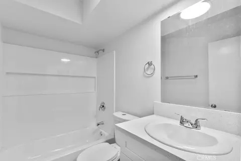 Bath - 1002 Lombard Dr, Redlands, CA 92374 photo 4 of 5