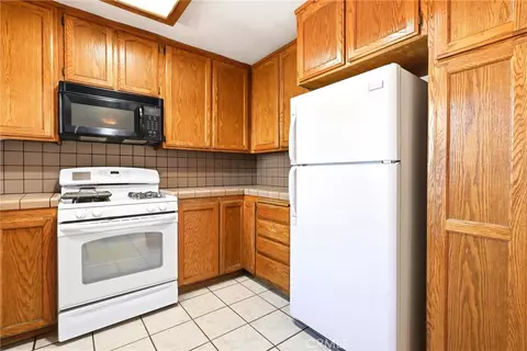 Kitchen - 7008 Summit Vly, Hesperia, CA 92345 photo 2 of 7