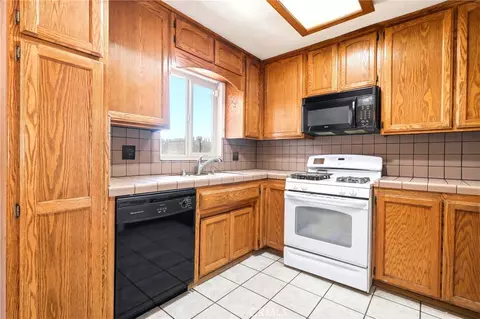 Kitchen - 7008 Summit Vly, Hesperia, CA 92345 photo 3 of 7