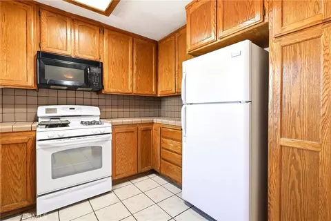Kitchen - 7008 Summit Vly, Hesperia, CA 92345 photo 2 of 7