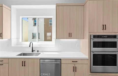 Kitchen - 756 Gadwall, Irvine, CA 92618 photo 4 of 5