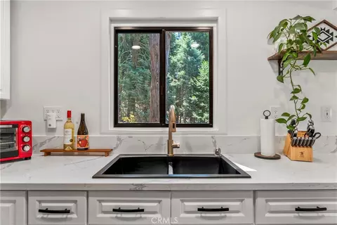 Kitchen - 899 Blueridge Dr, Skyforest, CA 92385 photo 3 of 4