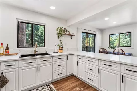 Kitchen - 899 Blueridge Dr, Skyforest, CA 92385 photo 4 of 4